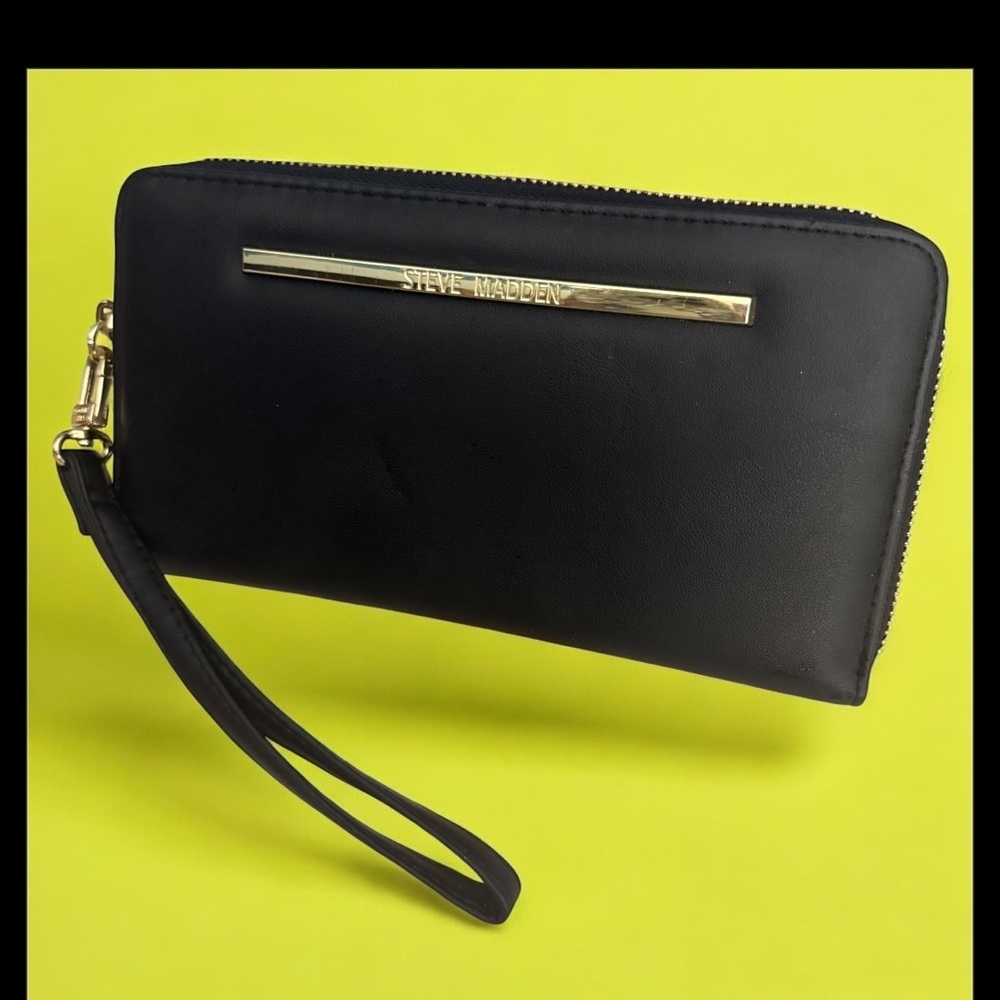 NWOT Steve Madden Black Wallet with Gold Detail​​